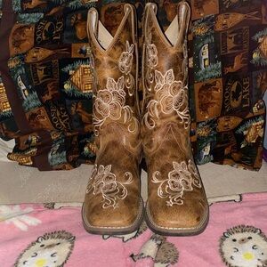 Shyanne floral embroidered boots